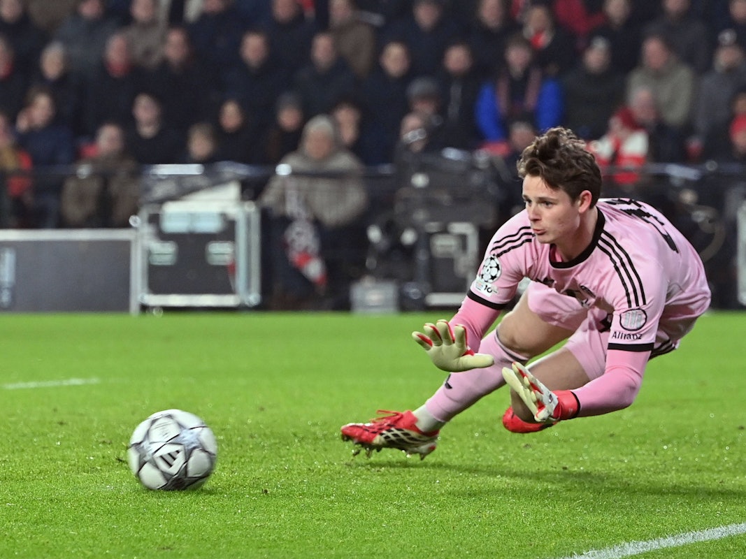Jonas Urbig bei einer Parade in der Champions League.