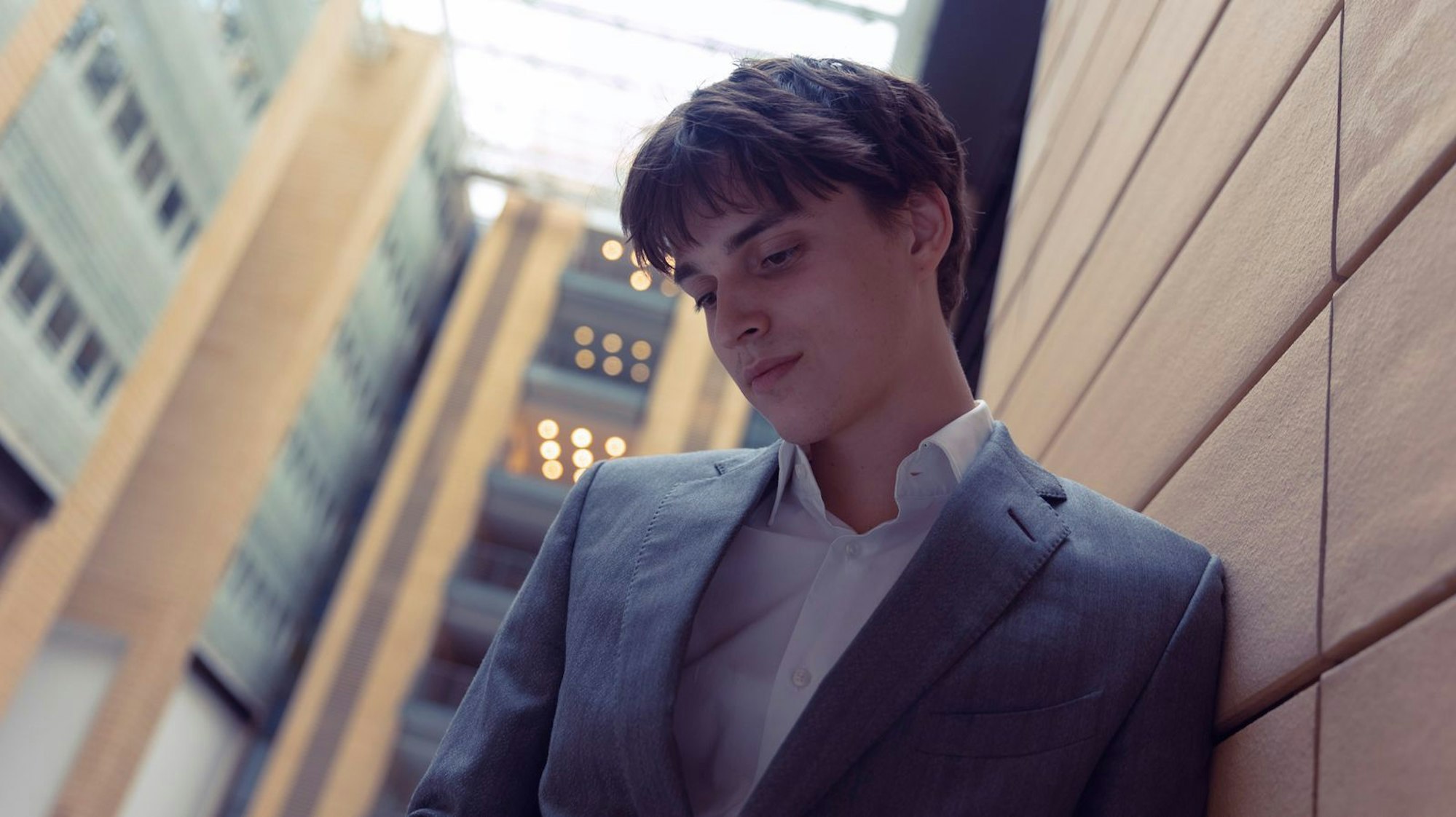 Ein reiches Elternhaus alleine macht noch lange nicht glücklich, wie die Geschichte von Malte (Merlin von Garnier) zeigt. (Bild: 2025 Discovery Communications Benelux B.V.)