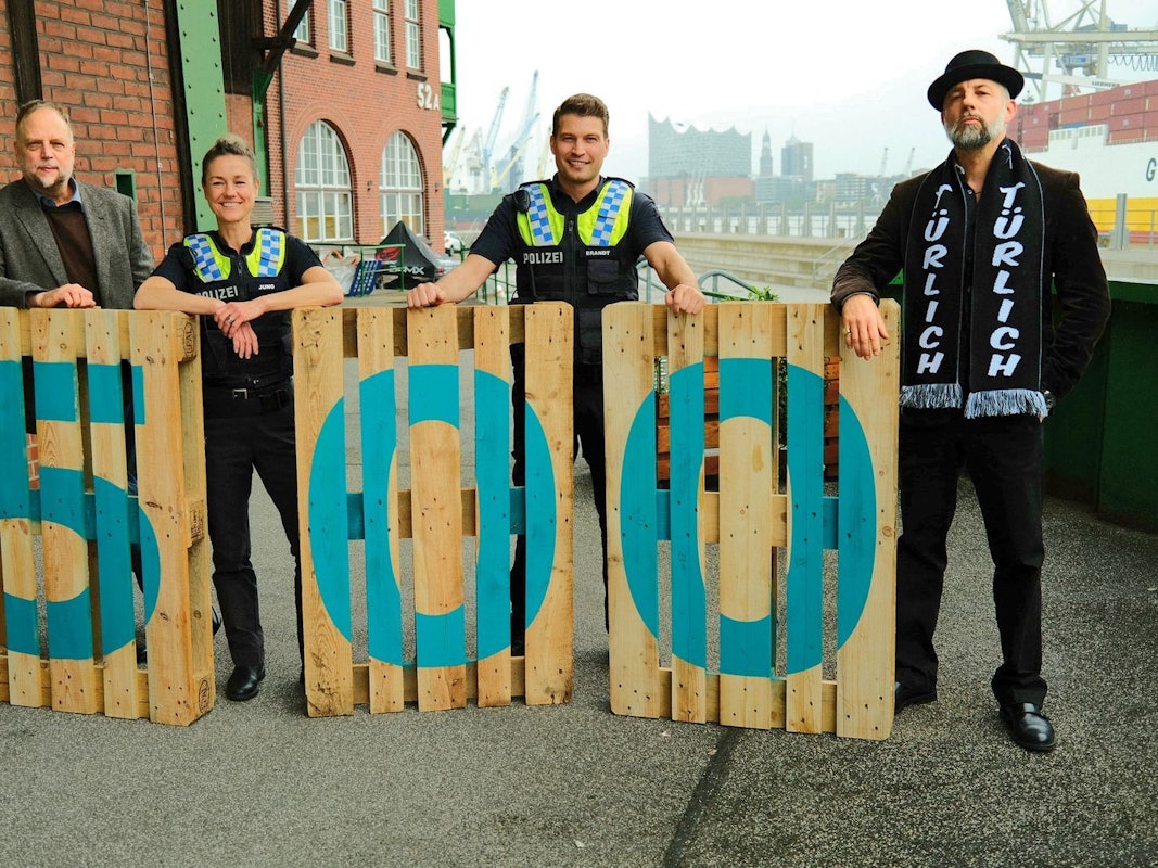 In der 500. Folge von „Notruf Hafenkante“ treten Smudo (links) und Das Bo (rechts) als Special Guests auf. Gemeinsam mit Rhea Harder-Vennewald und Raúl Richter stehen die beiden Rapper vor der Kamera. (Bild: ZDF/ Roland Fritzenschaft)