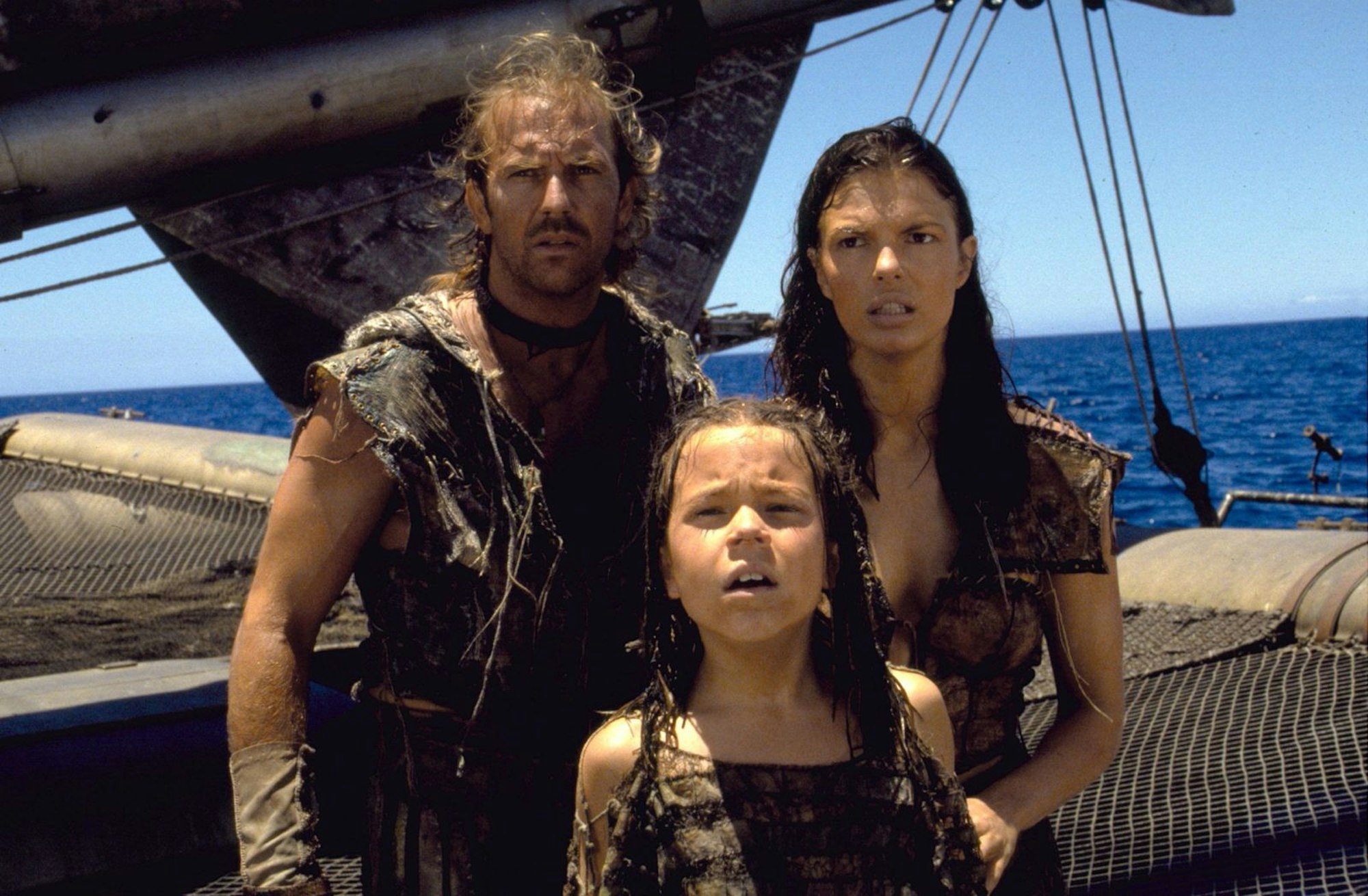 Helen (Jeanne Tripplehorn) befreit den Mutanten Mariner (Kevin Costner) und flüchtet mit ihm und der kleinen Enola (Tina Majorino). (Bild: 1995 Universal City Studios, Inc. All Rights Reserved.)