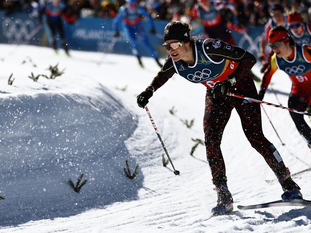 Laura Gimmler fährt eine Kurve.