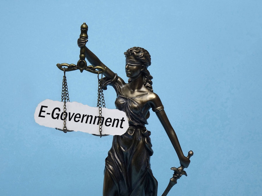 Justitia mit Waage und Schriftzug E-Government