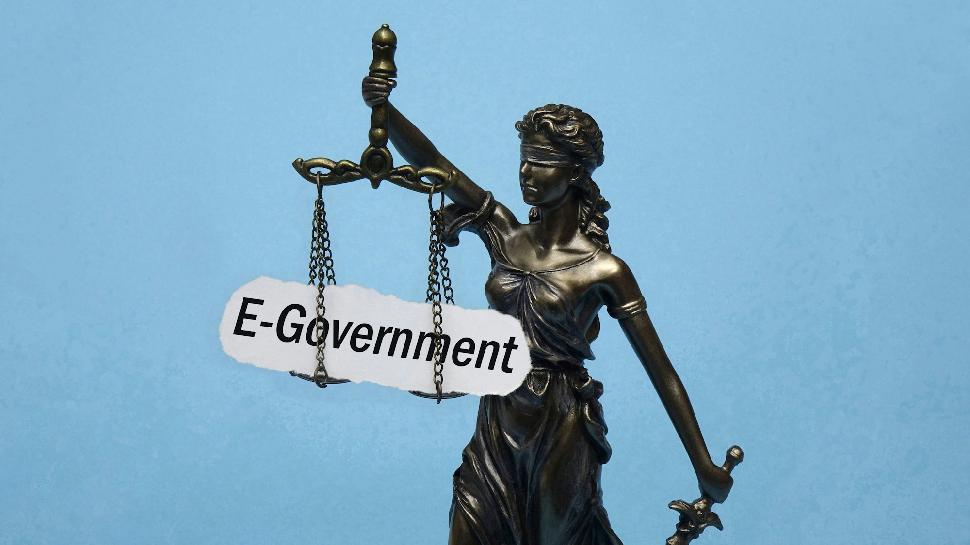 Justitia mit Waage und Schriftzug E-Government