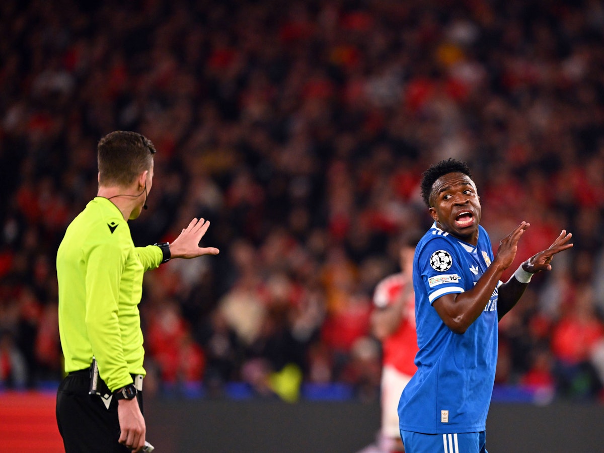 Schiedsrichter Francois Letexier spricht mit Vinicius Júnior.