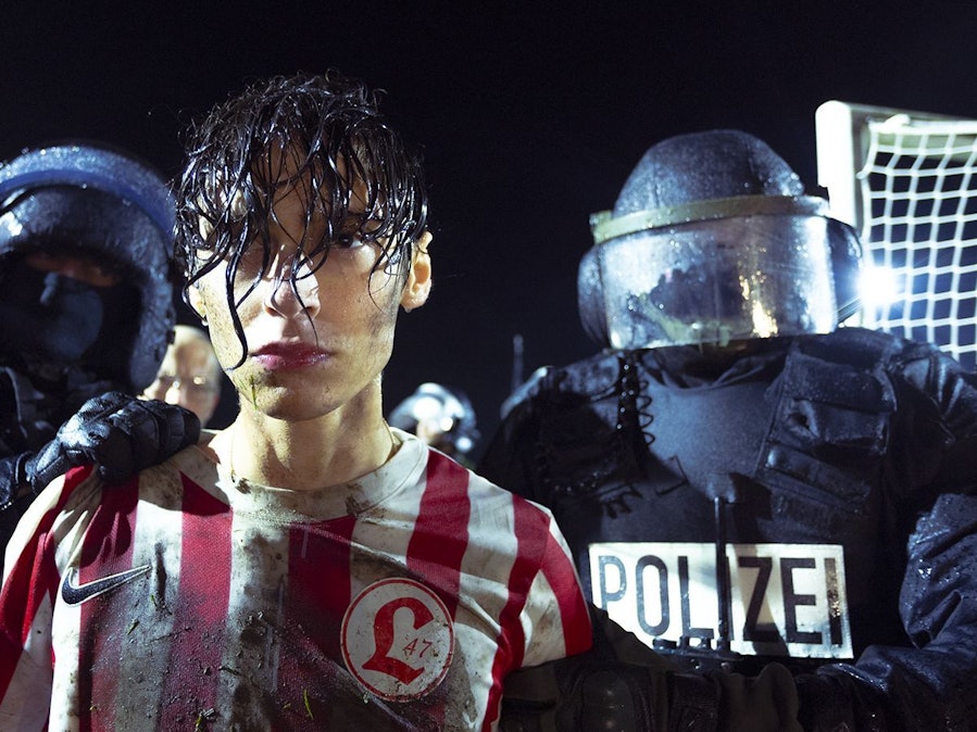 Mitten auf dem Fußballplatz wird Yussuf (Eren M. Güvercin) festgenommen. (Bild: 2025 Discovery Communications Benelux B.V.)