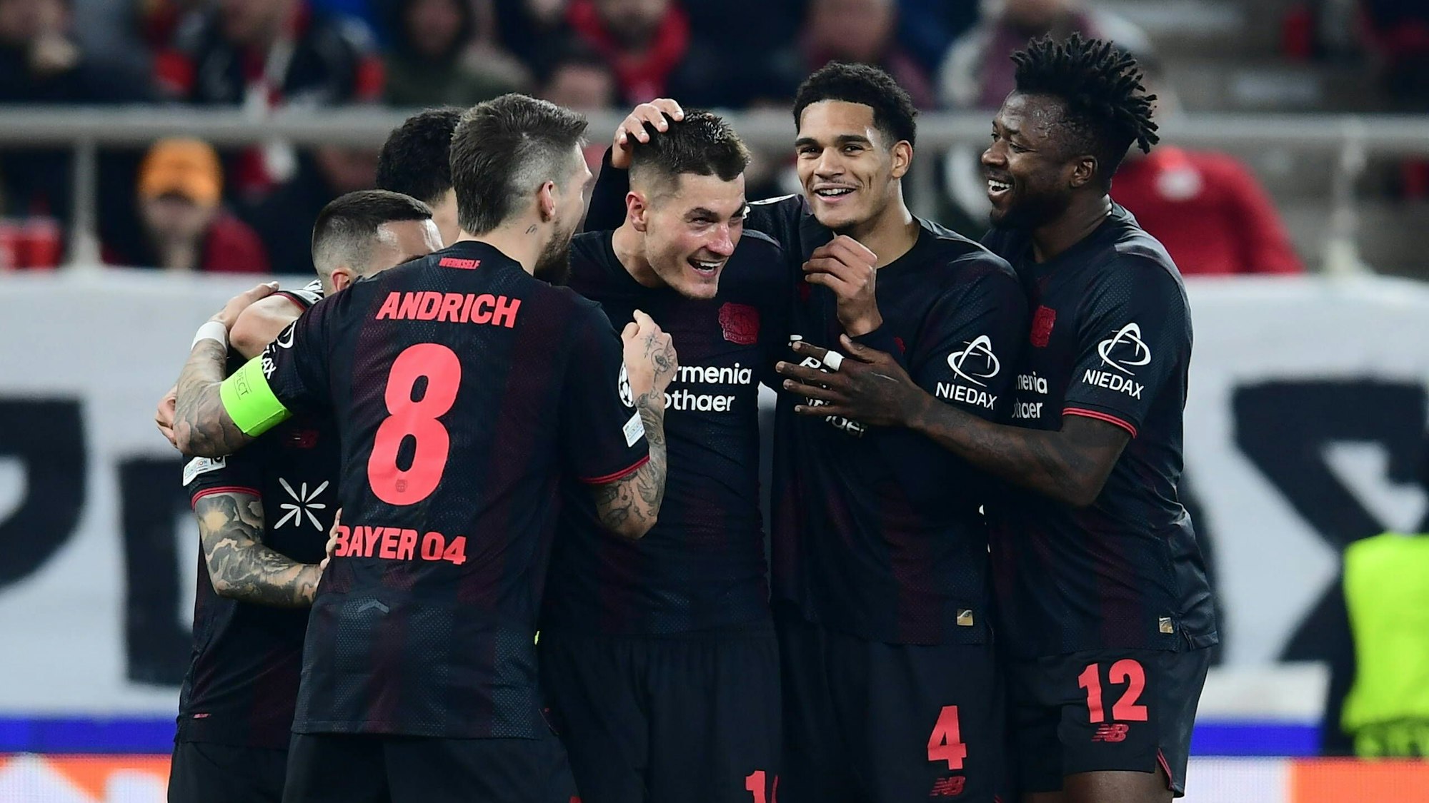 Patrik Schick jubelt mit seinen Teamkollegen von Bayer Leverkusen.