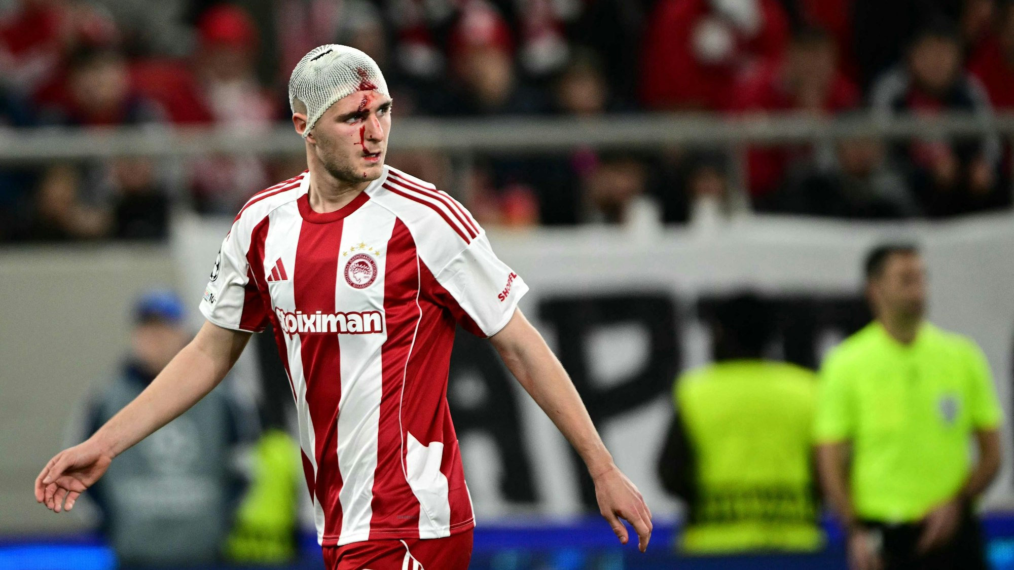 Lorenzo Pirola blutet im Spiel von Piräus gegen Leverkusen in der Champions League am Kopf.