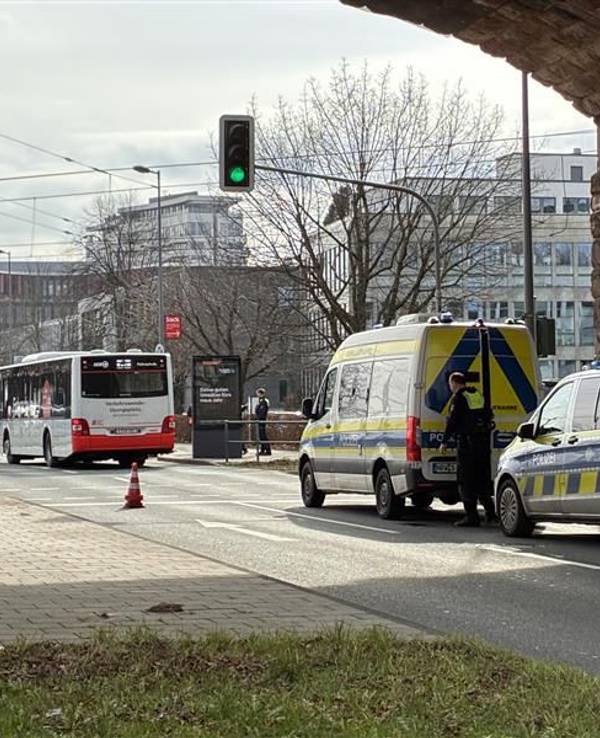 Auf der Rheinuferstraße ist es am Mittwoch (18. Februar 2026) zu einem schweren Unfall gekommen