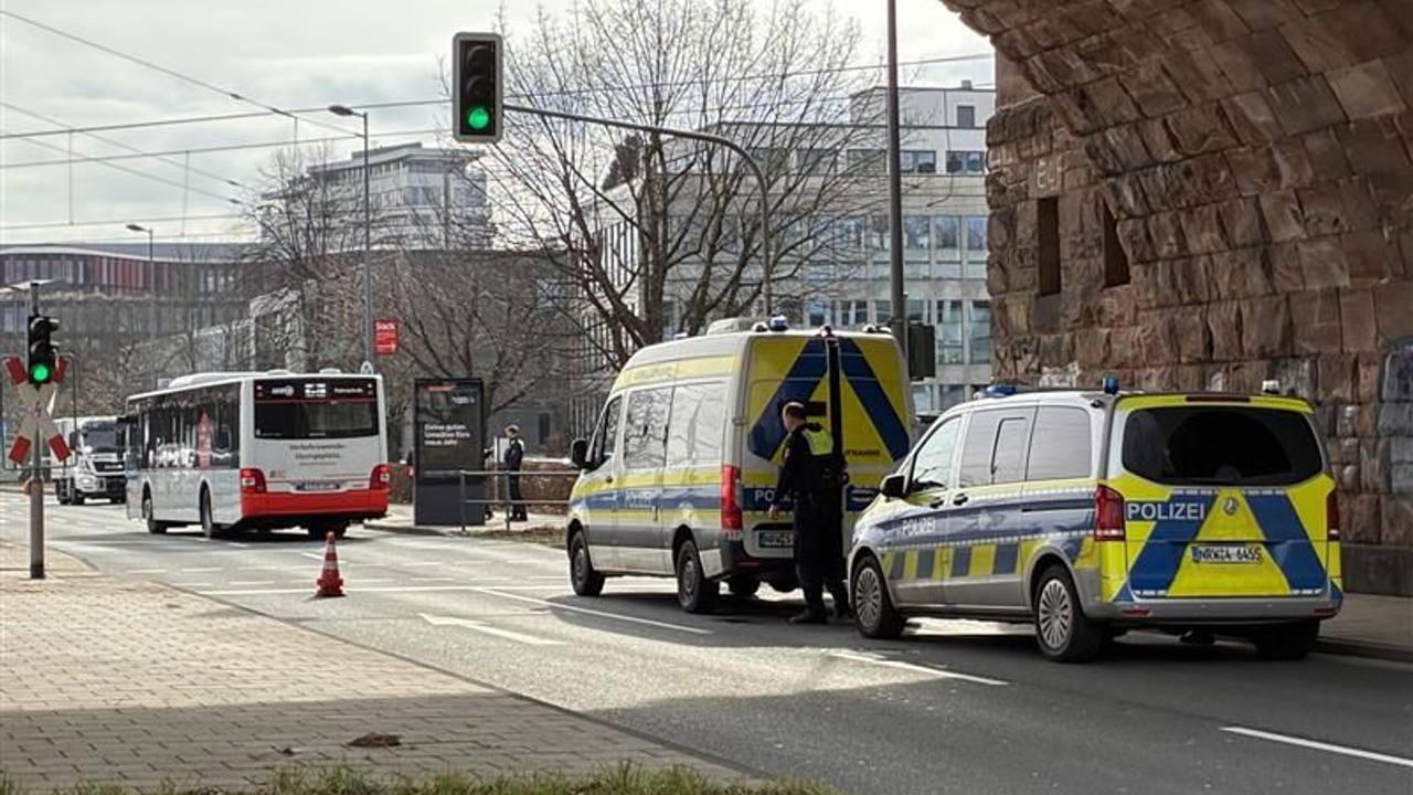Auf der Rheinuferstraße ist es am Mittwoch (18. Februar 2026) zu einem schweren Unfall gekommen