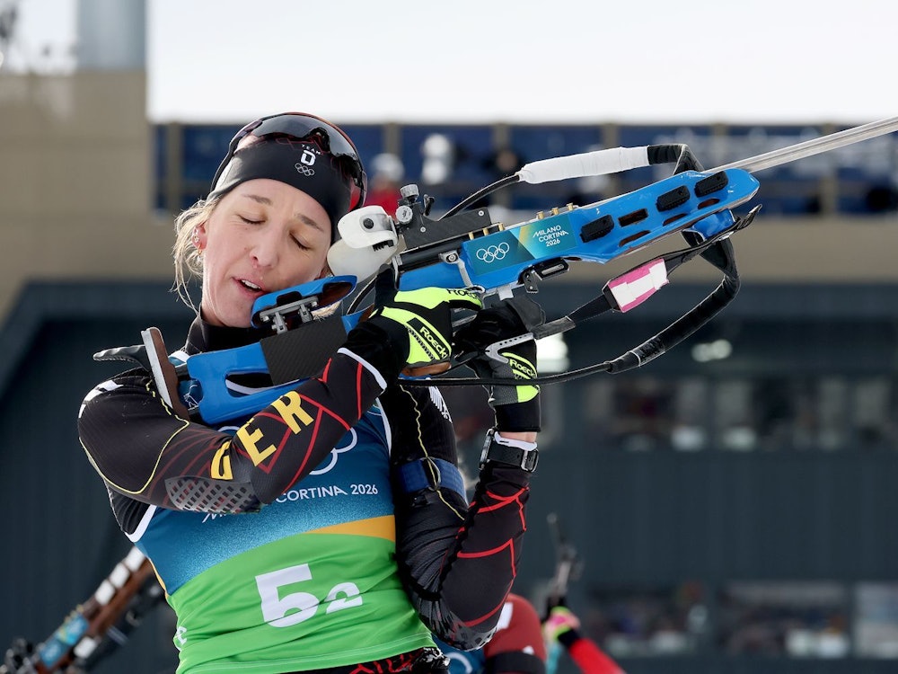 Auch an Staffel-Position 2 laufend misslang Biathletin Franziska Preuß das Stehendschießen. (Bild: 2026 Getty Images/Alexander Hassenstein)