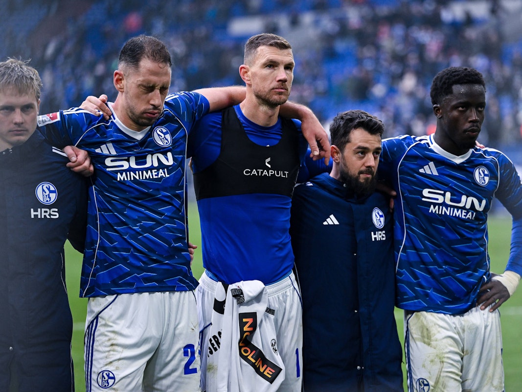 Nikola Katic, Edin Dzeko, Amin Younes und Christian Gomis stehen Arm in Arm.
