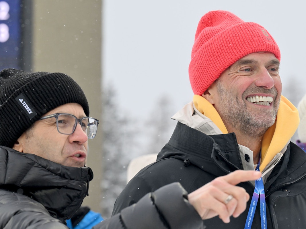 Jürgen Klopp und Ole Einar Björndalen unterhalten sich während eines Biathlon-Rennens bei Olympia 2026.