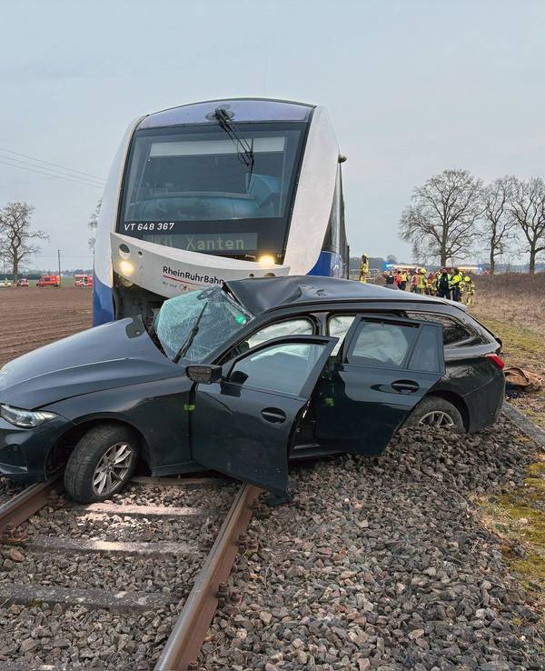 Bei dem Zusammenstoß mit einer Regionalbahn an einem unbeschrankten Bahnübergang bei Wesel wurde der Autofahrer lebensgefährlich verletzt.