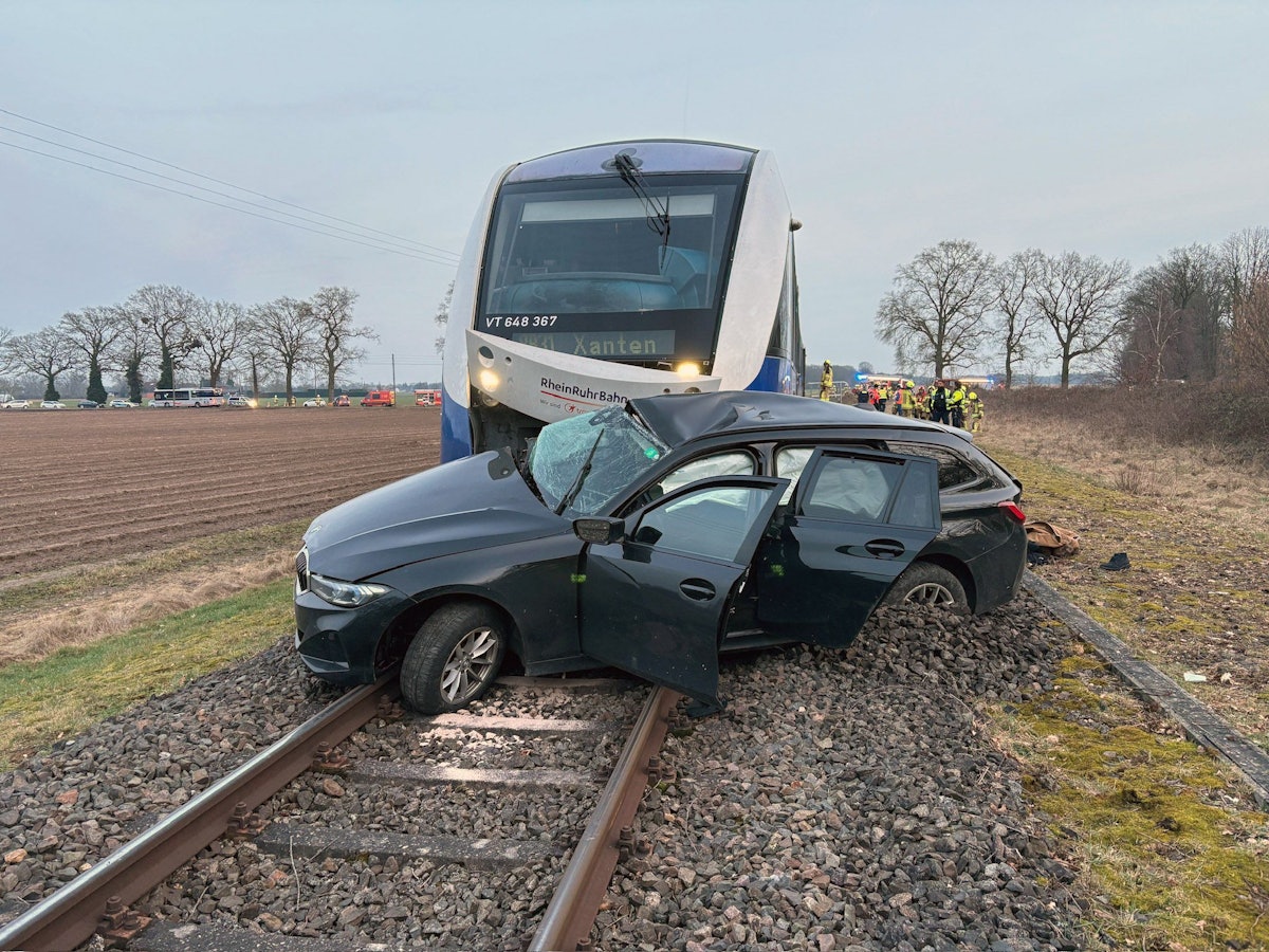 Bei dem Zusammenstoß mit einer Regionalbahn an einem unbeschrankten Bahnübergang bei Wesel wurde der Autofahrer lebensgefährlich verletzt.