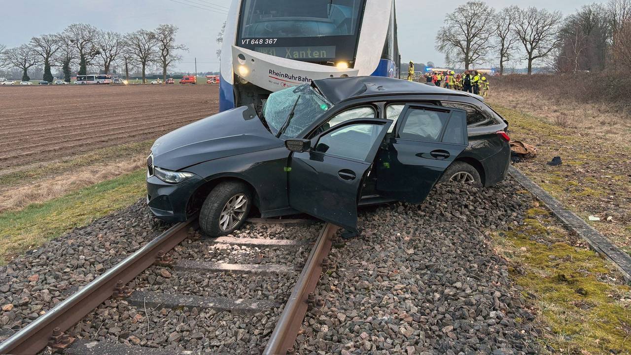 Bei dem Zusammenstoß mit einer Regionalbahn an einem unbeschrankten Bahnübergang bei Wesel wurde der Autofahrer lebensgefährlich verletzt.
