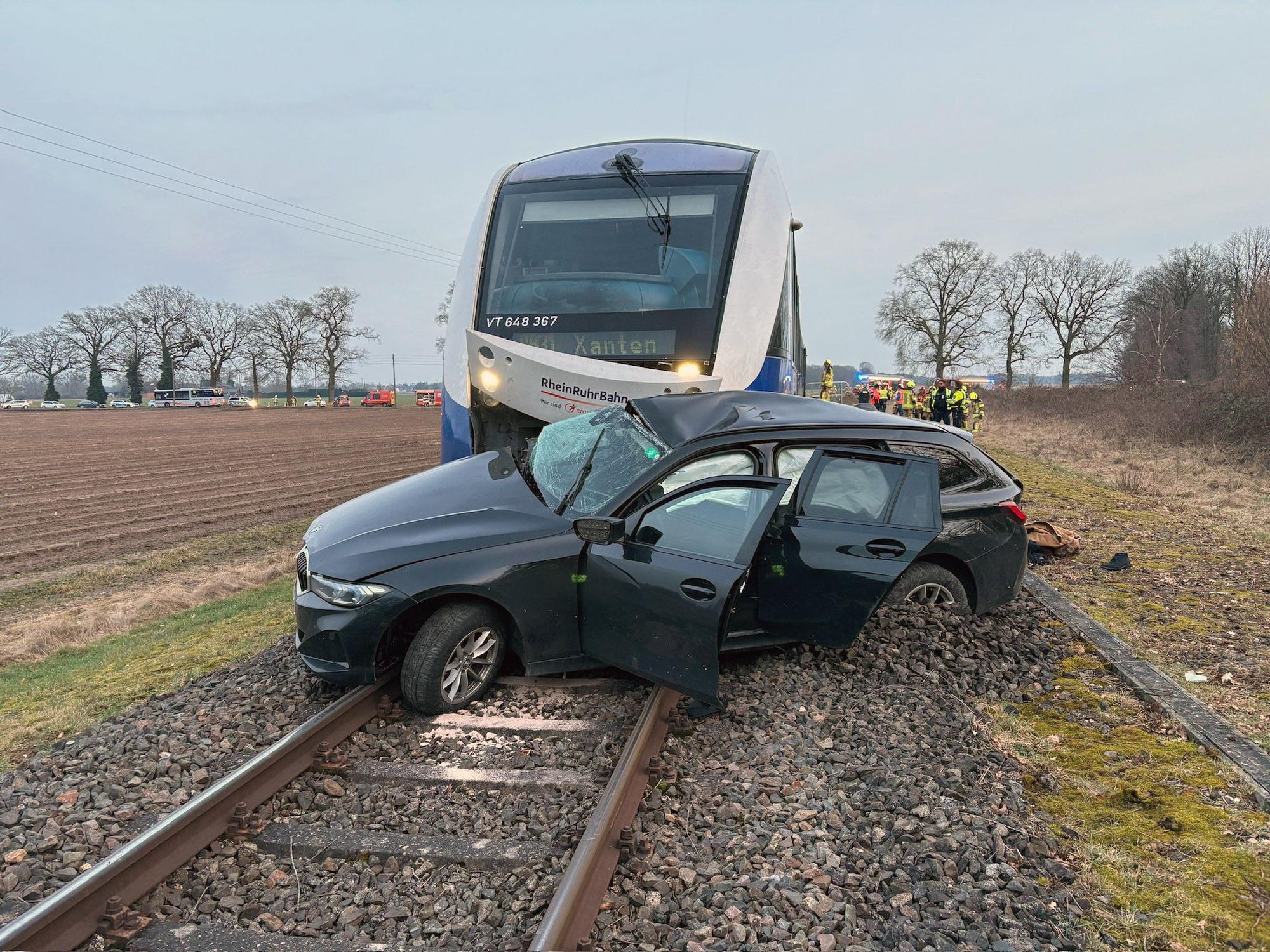 Bei dem Zusammenstoß mit einer Regionalbahn an einem unbeschrankten Bahnübergang bei Wesel wurde der Autofahrer lebensgefährlich verletzt.