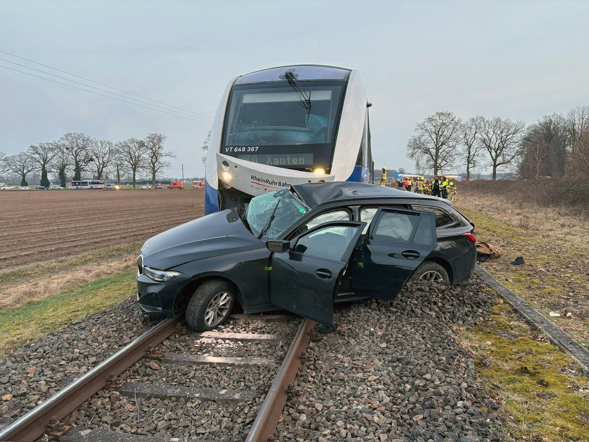 Bei dem Zusammenstoß mit einer Regionalbahn an einem unbeschrankten Bahnübergang bei Wesel wurde der Autofahrer lebensgefährlich verletzt.