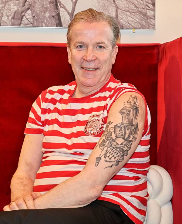 Christoph Kuckelkorn zeigt sein Tattoo auf dem Arm.