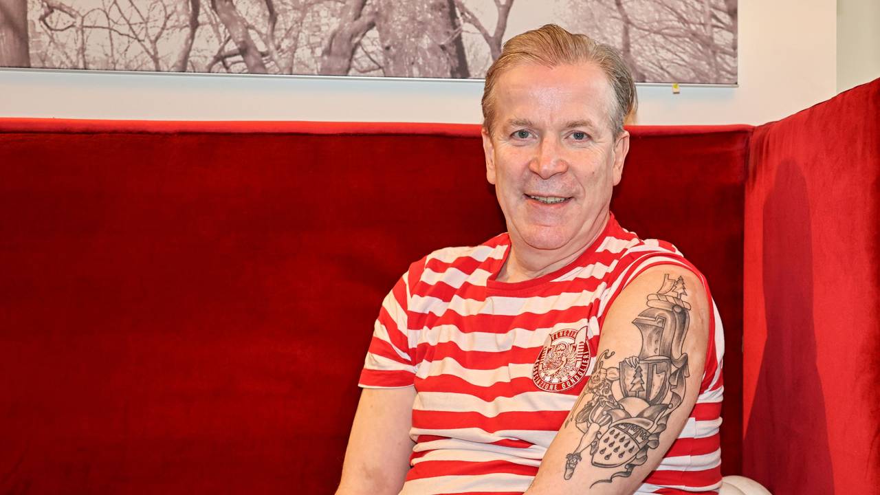 Christoph Kuckelkorn zeigt sein Tattoo auf dem Arm.