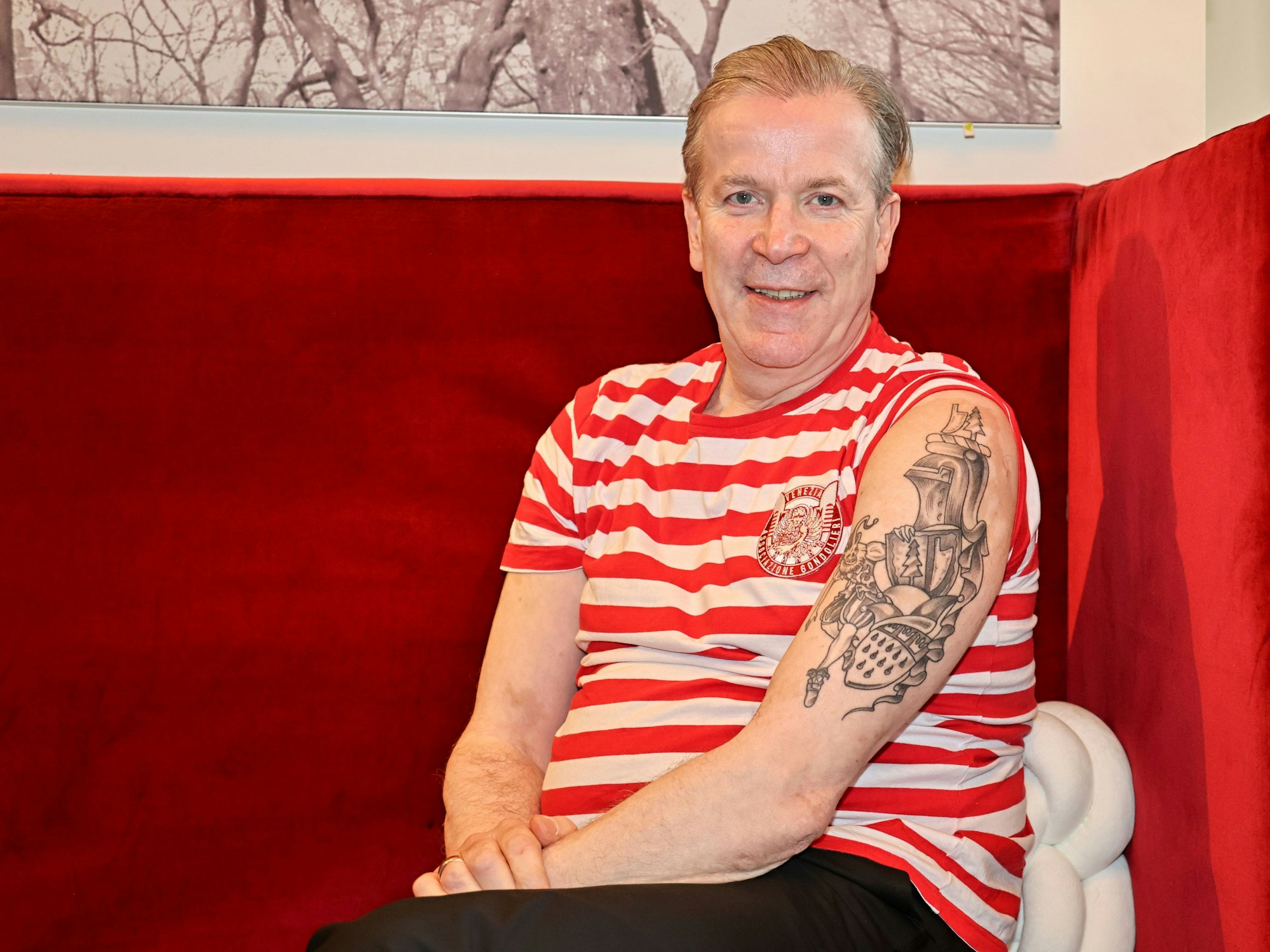 Christoph Kuckelkorn zeigt sein Tattoo auf dem Arm.