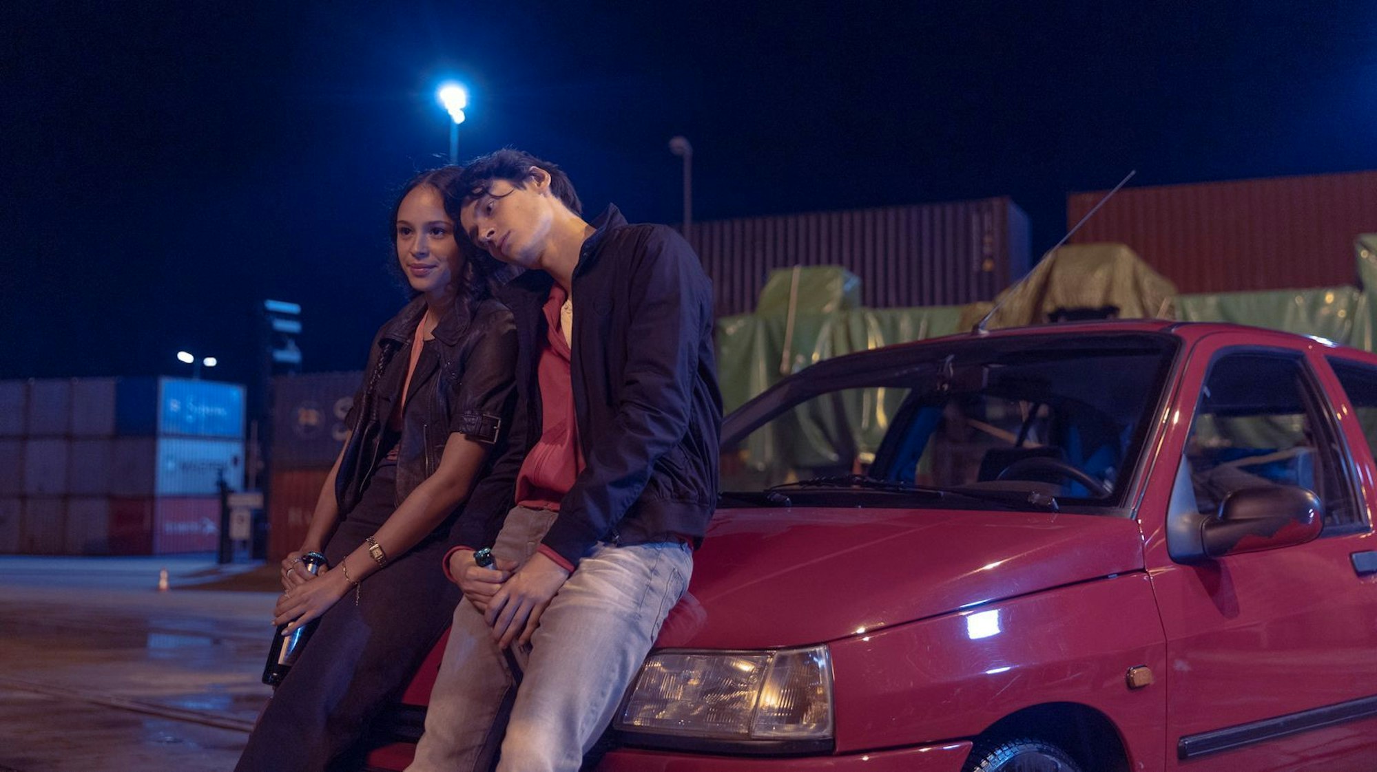 Charlotte (Zoe Fürmann) und Yussuf (Eren M. Güvercin) verstehen sich gut. (Bild: 2025 Discovery Communications Benelux B.V.)