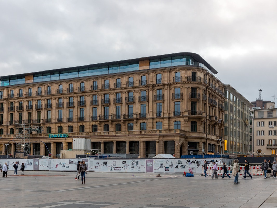 Das Dom-Hotel ist mit einem Bauzaun umzäunt.