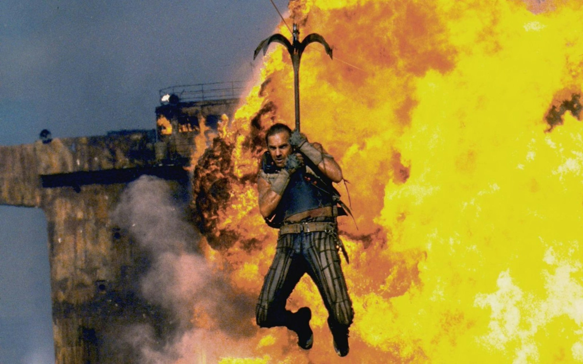 Der Mariner (Kevin Costner) ist in einen explosiven Kampf zwischen Gut und Böse verwickelt. (Bild: 1995 Universal City Studios, Inc. All Rights Reserved.)