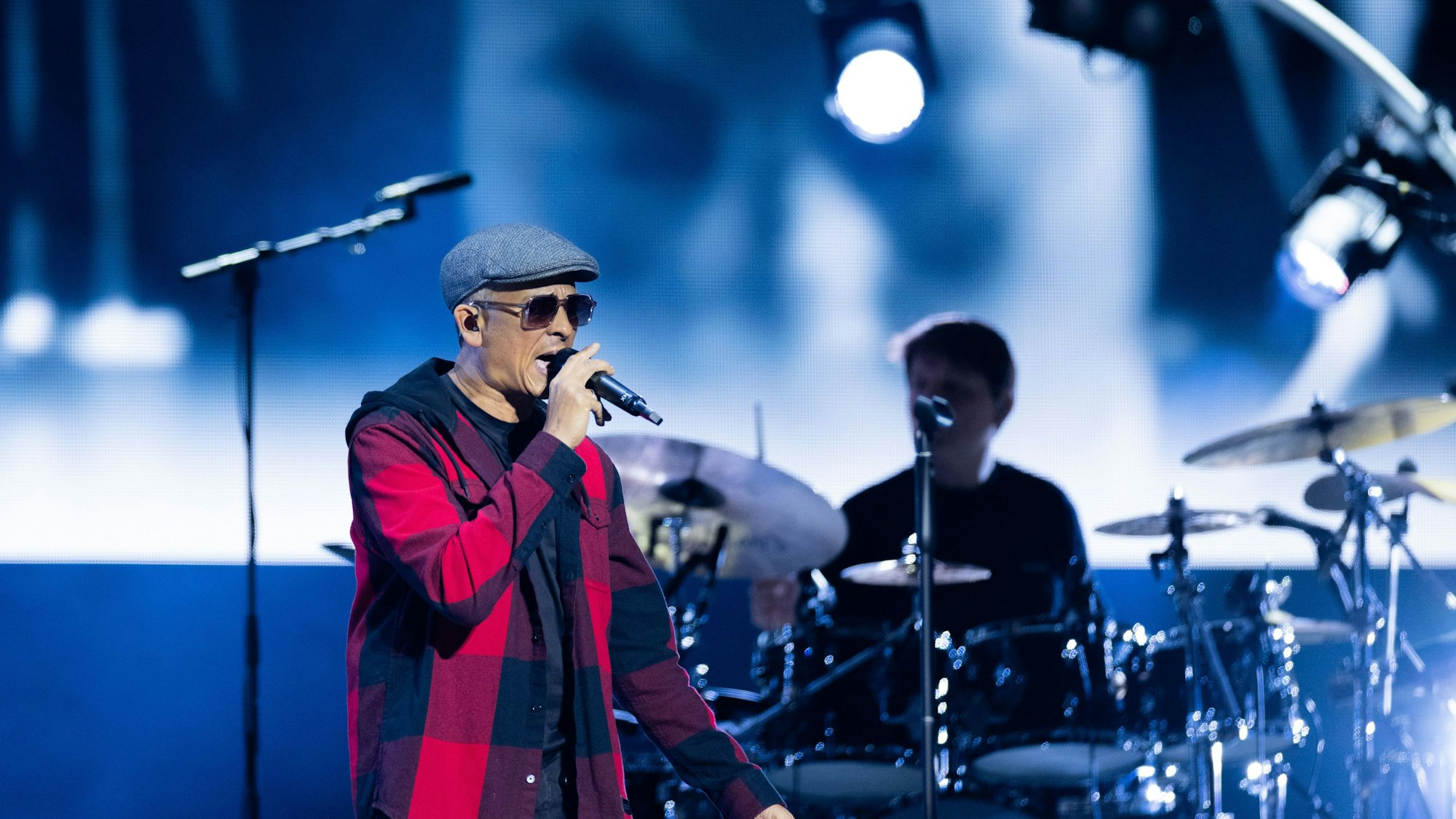 Sänger Xavier Naidoo steht beim Auftakt seiner Tour „Bei meiner Seele“ auf der Bühne in der ausverkauften Lanxess-Arena.