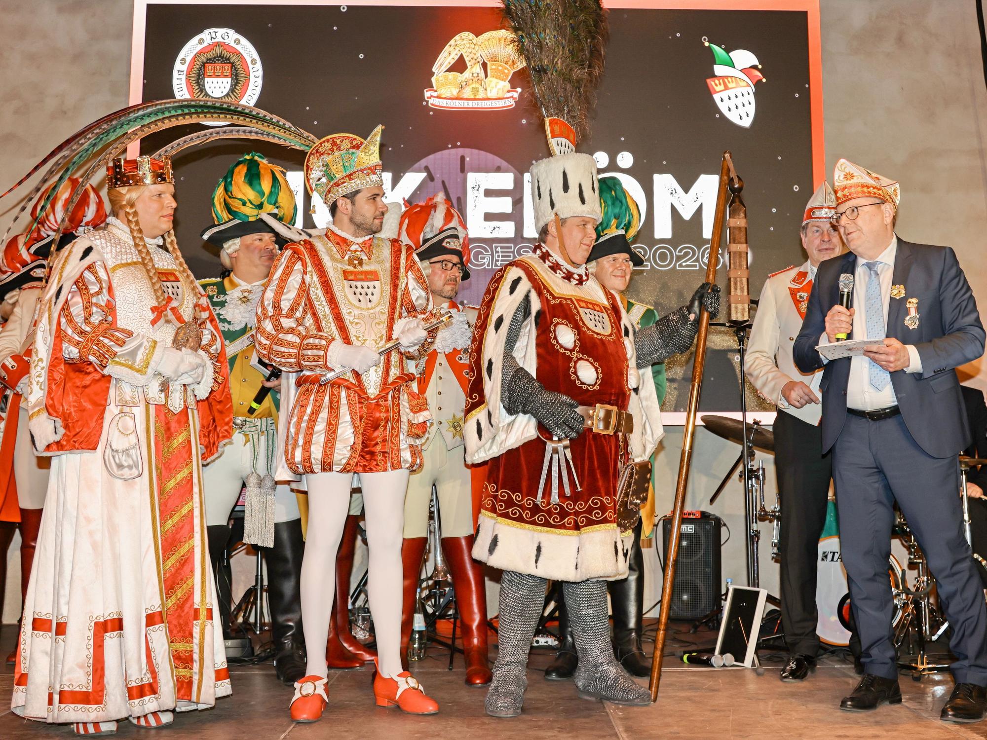 Oberbürgermeister Torsten Burmester mit dem Dreigestirn.