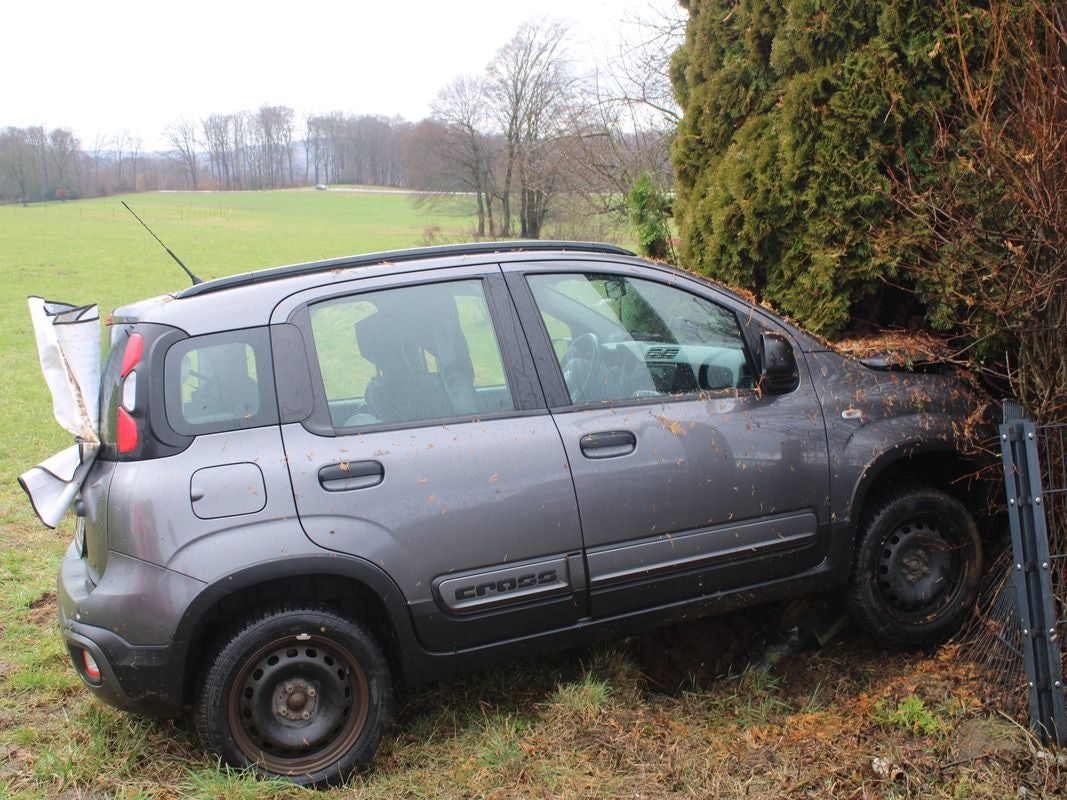 Ein demoliertes Auto steht nach einem Unfall an einem Strommasten.