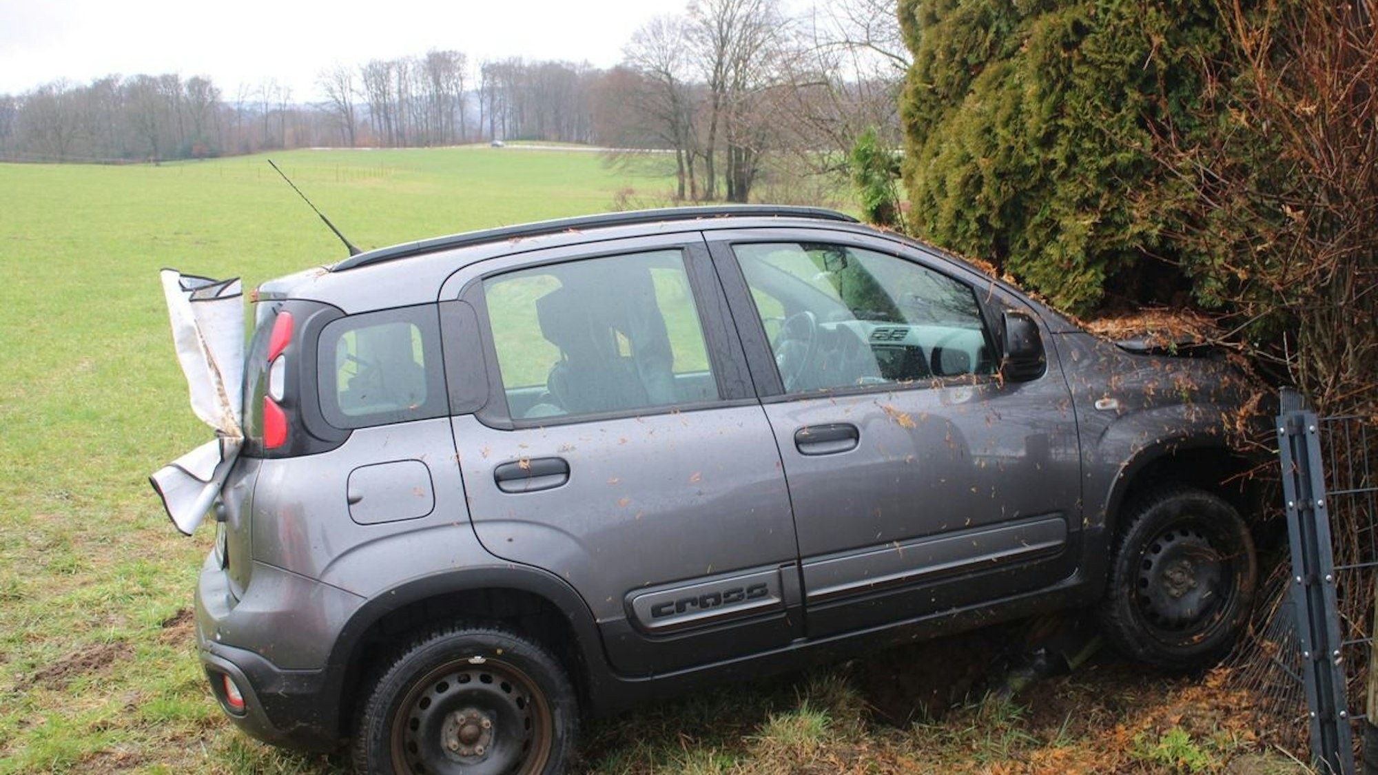Ein demoliertes Auto steht nach einem Unfall an einem Strommasten.