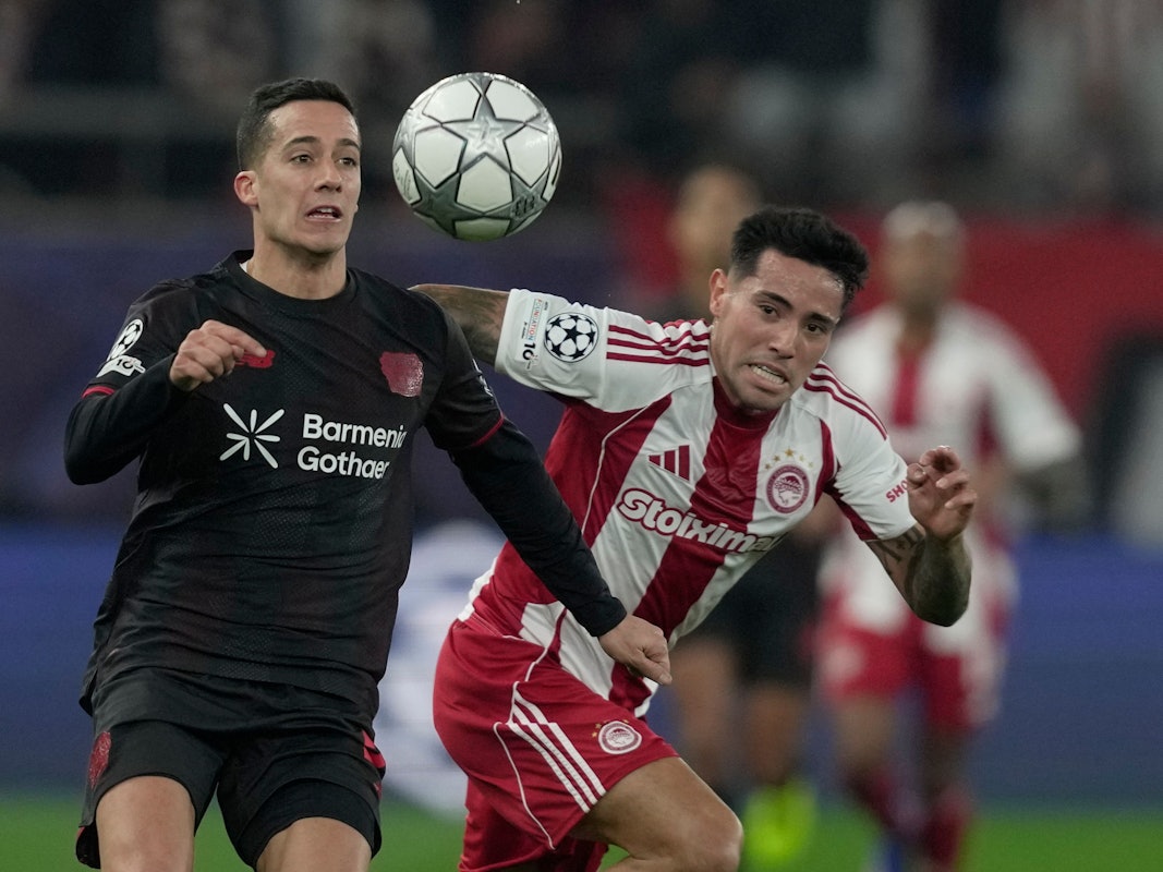Zweikampf zwischen Lucas Vázquez (Bayer Leverkusen) und Francisco Ortega (Olympiakos Piräus).
