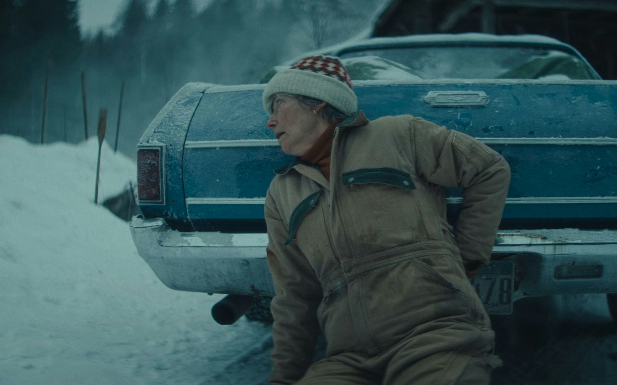 Barb (Emma Thompson) wurde Zeugin einer Entführung, und weil sonst niemand in der Nähe ist, möchte sie dem Opfer selbst helfen. (Bild: Leonine)