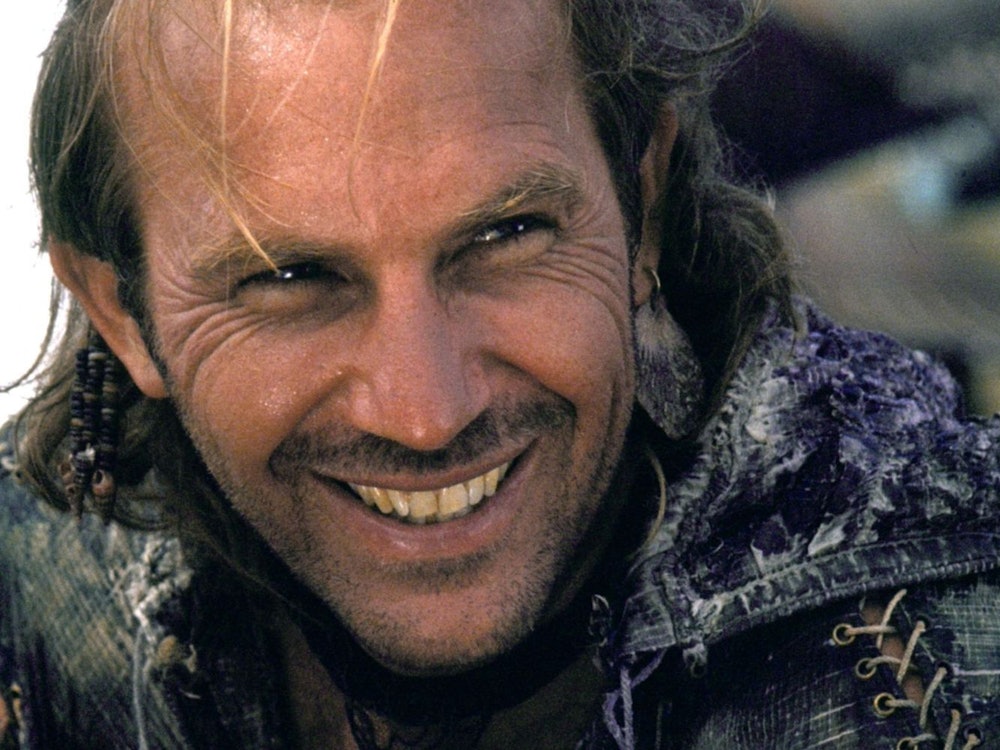 Kevin Costner spielt den Mariner, einen sonderbaren Einzelgänger, der in einer apokalyptischen Zukunft mit seinem Eigenbau-Trimaran über die Weltmeere fährt, die mittlerweile die gesamte Landfläche bedecken. (Bild: 1995 Universal City Studios, Inc. All Rights Reserved.)