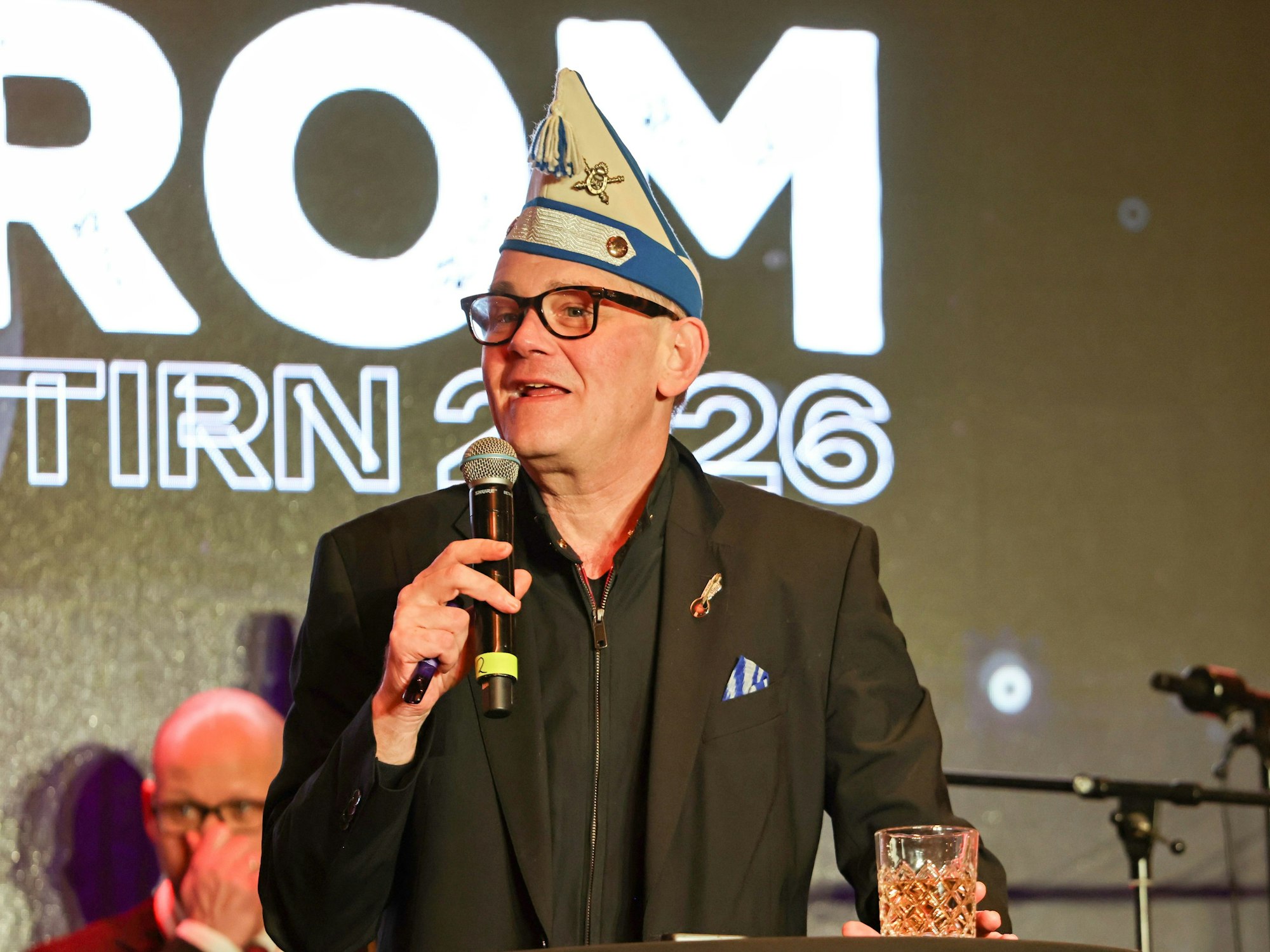 JP Weber hält eine Rede auf der Bühne.