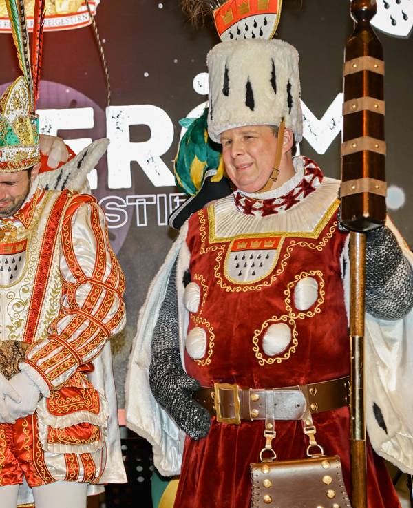 Prinz Niklas, Bauer Clemens und Jungfrau Aenne weinen auf der Bühne.