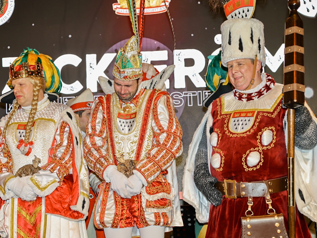 Prinz Niklas, Bauer Clemens und Jungfrau Aenne weinen auf der Bühne.