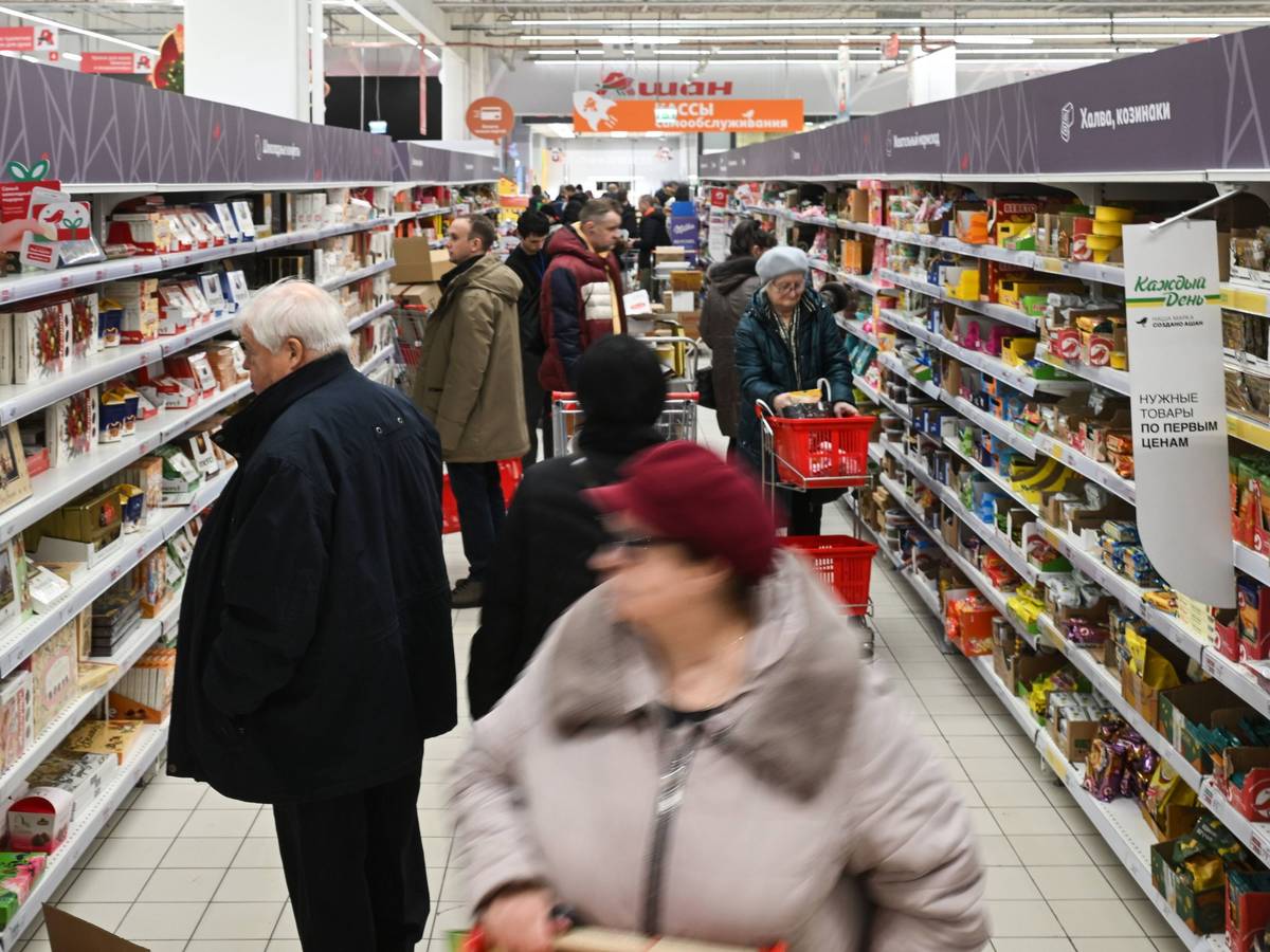 Blick in einen russischen Supermarkt in Moskau im Dezember 2025: Die Preise für Gurken haben sich innerhalb weniger Wochen verdoppelt.