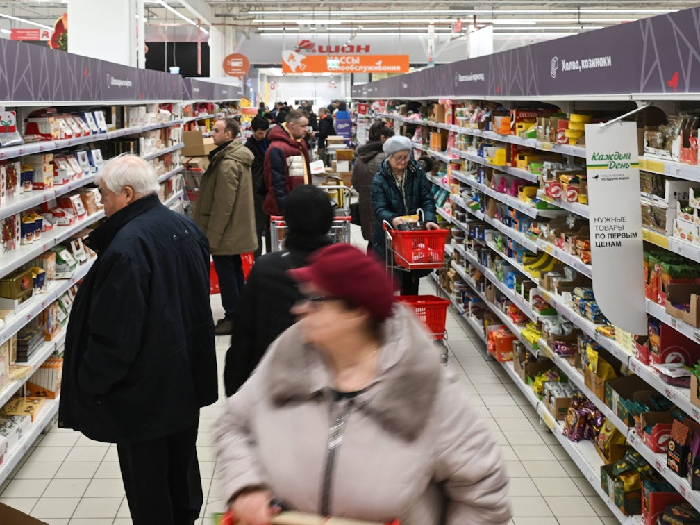 Blick in einen russischen Supermarkt in Moskau im Dezember 2025: Die Preise für Gurken haben sich innerhalb weniger Wochen verdoppelt.