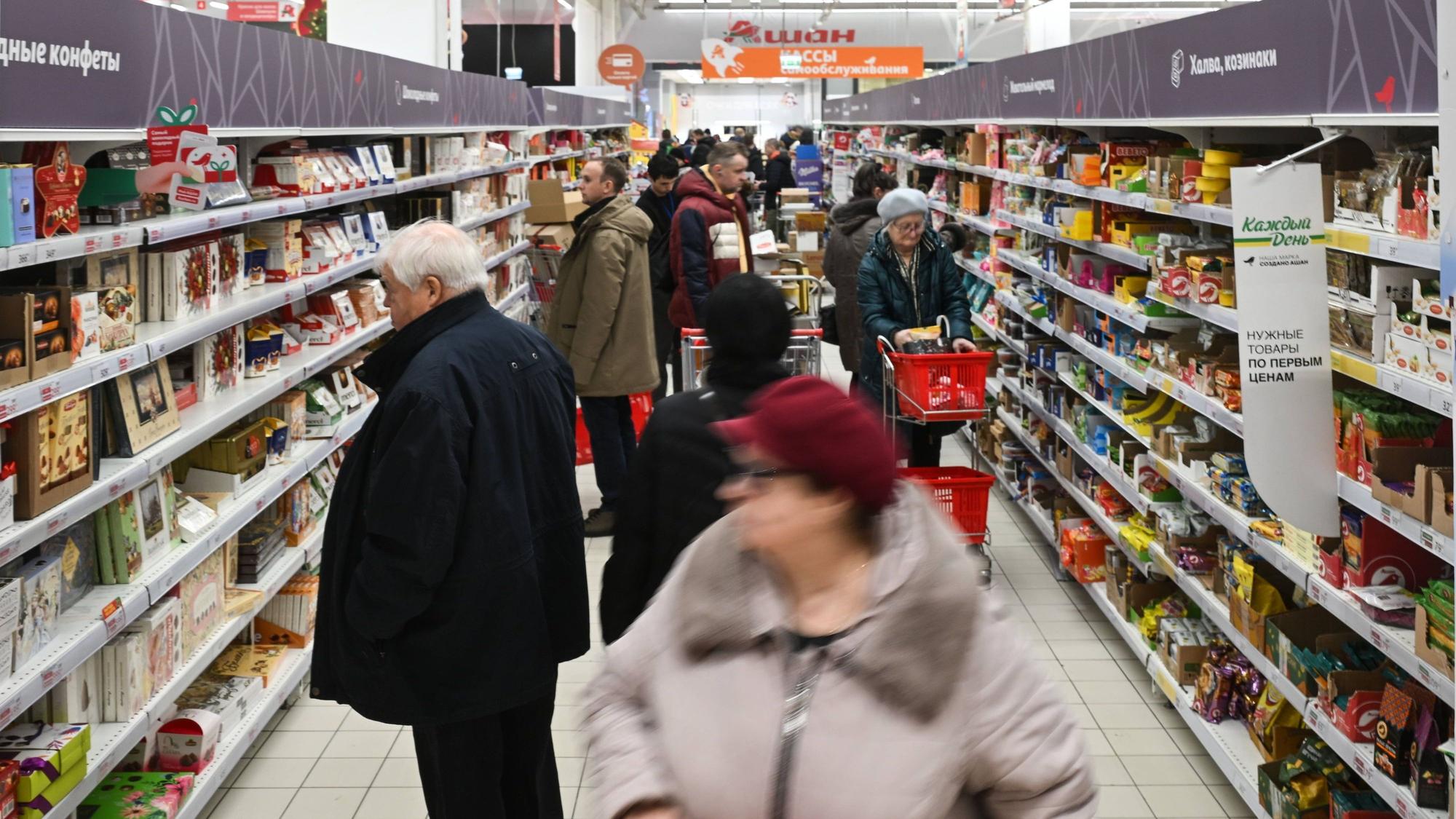 Blick in einen russischen Supermarkt in Moskau im Dezember 2025: Die Preise für Gurken haben sich innerhalb weniger Wochen verdoppelt.