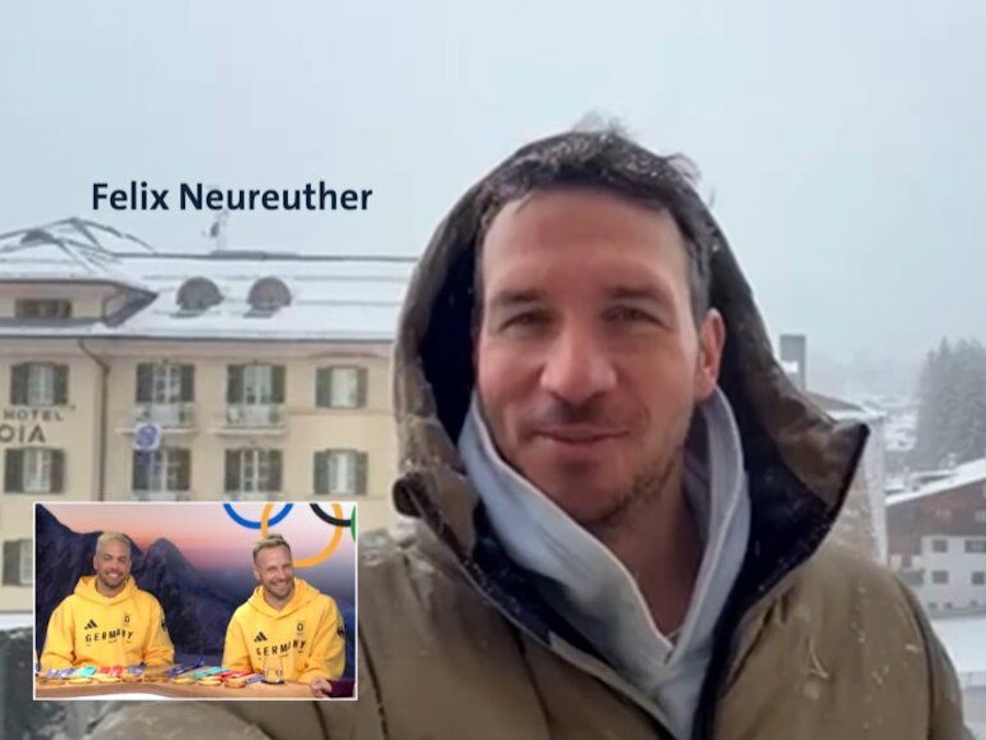 Das Rodler-Duo Tobias Wendl und Tobias Arlt schaut sich im ARD-Studio eine Videobotschaft von Felix Neureuther an.