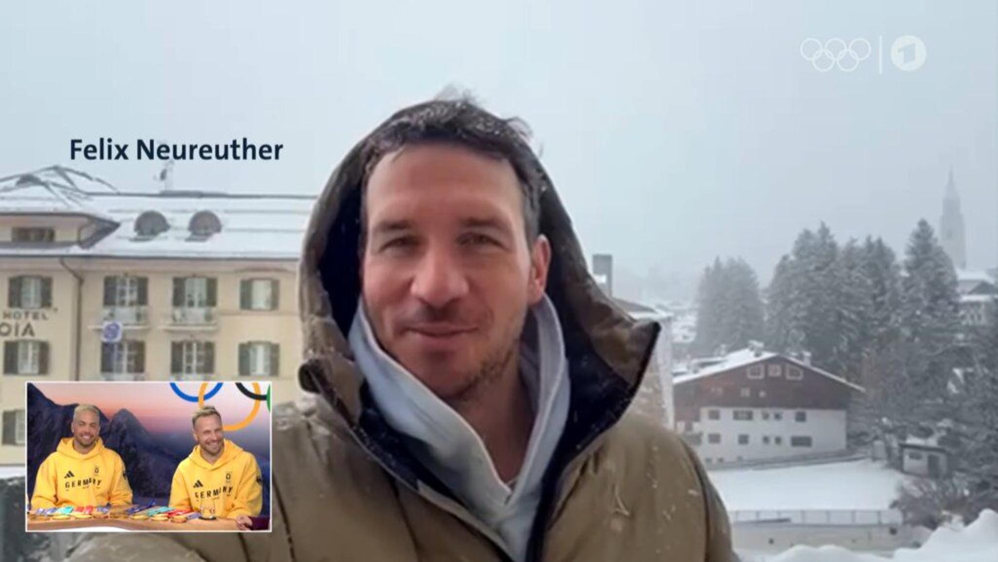 Das Rodler-Duo Tobias Wendl und Tobias Arlt schaut sich im ARD-Studio eine Videobotschaft von Felix Neureuther an.