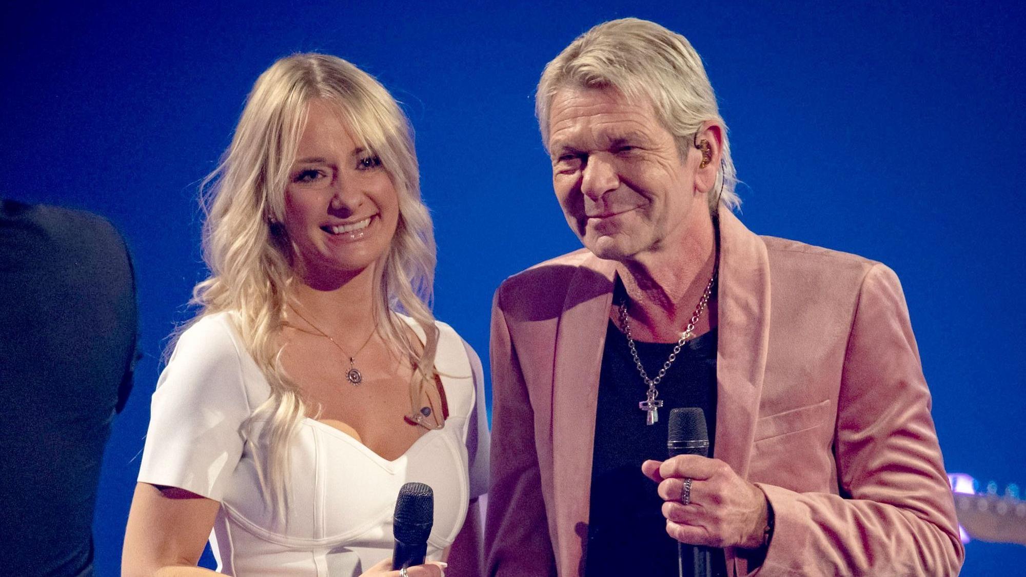 Matthias Reim und seine Frau Christin Stark stehen beim „Schlagerbooom 2021 – Alles funkelt! Alles glitzert!“ zusammen auf der Bühne. Christin Stark erlitt eine Fehlgeburt.