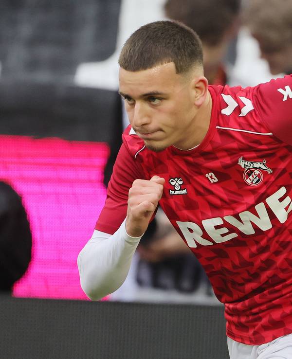 Said El Mala (1. FC Köln) sprintet beim Aufwärmen auf dem Platz.