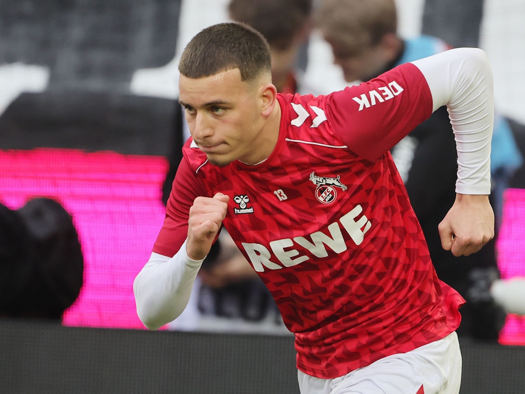 Said El Mala (1. FC Köln) sprintet beim Aufwärmen auf dem Platz.