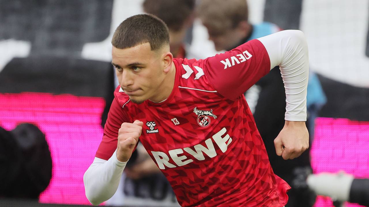 Said El Mala (1. FC Köln) sprintet beim Aufwärmen auf dem Platz.