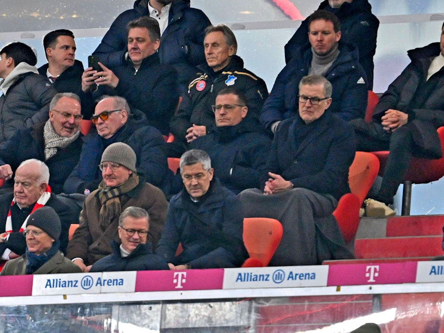 Uli Hoeneß (mittlere Reihe, 2.v.l.) unterhält sich auf der Tribüne mit Karl-Heinz Rummenigge-