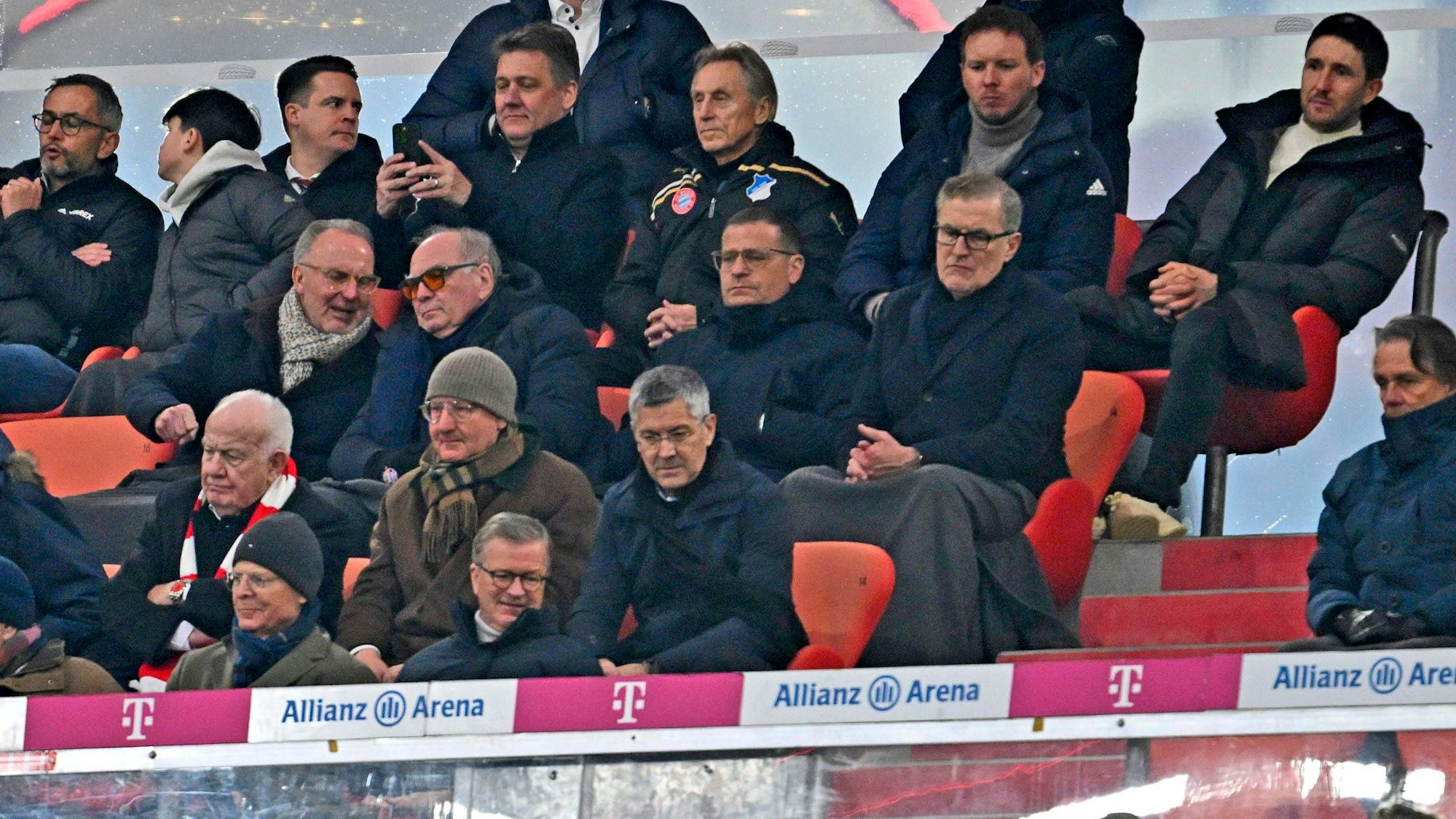 Uli Hoeneß (mittlere Reihe, 2.v.l.) unterhält sich auf der Tribüne mit Karl-Heinz Rummenigge-