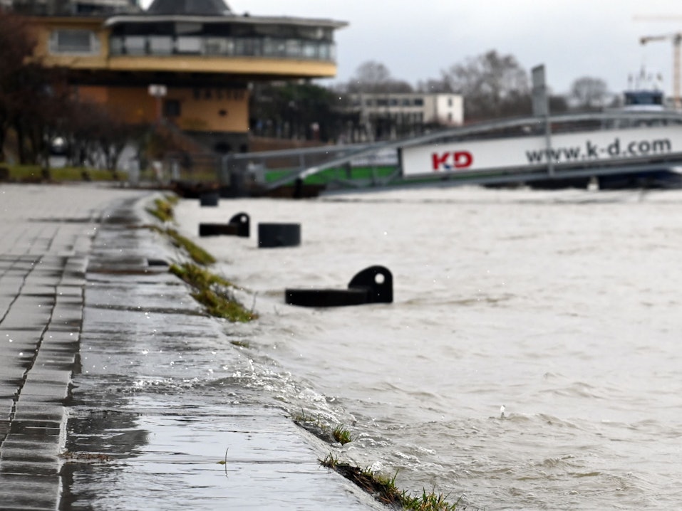 17.02.2026 Köln. Wetter. Winter 2026. Der Rhein führt Hochwasser. In den nächsten Tagen soll der Pegel bei rund 6 Metern KP liegen. Ab 6,20m kommt es zu Einschränkungen für die Schifffahrt. Aktuell liegt der Pegel bei 5,80 m. Foto: Alexander Schwaiger