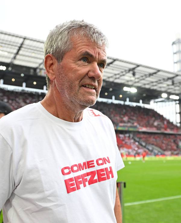 Kölns Trainer Friedhelm Funkel kommt vor dem Spiel ins Stadion.
